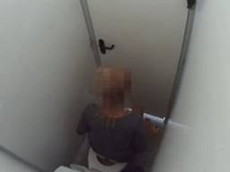 Meisje op toilet stiekem gefilmd (Foto uit video)