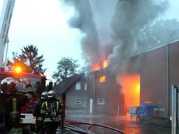 Vlammen en veel rook bij brand in loods Berlicum