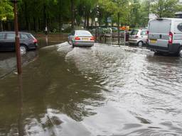 Wateroverlast nabij de Albert Heijn in Hoeven. (foto: Alexander Vingerhoeds/Obscura Foto)