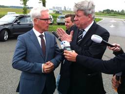 Minister Ivo Opstelten arriveert bij Shell in Moerdijk