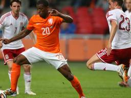 Georginio Wijnaldum aan de bal tegen Wales (foto: VI Images)