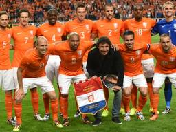 Mark van Bommel met spelers Oranje op de foto (foto: Henk van Esch)