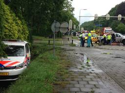 De politieauto belandde in de sloot (Foto: Bart Meesters / Meesters Multi Media)