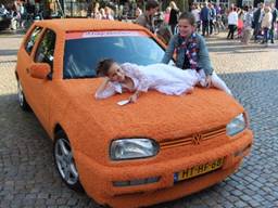 De oranje knuffelauto (bron: WK Knuffelauto / Facebook)  
