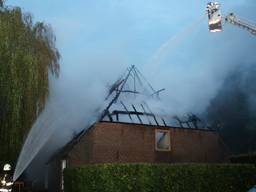 Boerderij Den Dungen in vlammen op na blikseminslag (Foto: Bart Meesters)