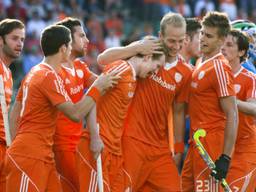 De Oranje-hockeyers juichen na weer een doelpunt (foto: ANP)