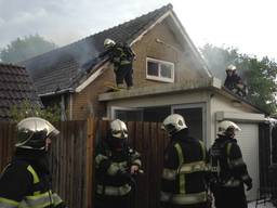 Grote schade aan huis Kruisstraat in Rosmalen na blikseminslag (Foto: Bart Meesters / Meesters Multi Media)