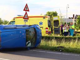 Auto op de kop in Nijnsel (foto: Sander van Gils / SQ Vision)