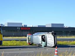 Twee auto's sloegen over de kop. Foto: Toby de Kort