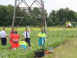 Motorrijder wordt verzorgd (foto: Alexander Vingerhoeds / Obscura Foto)