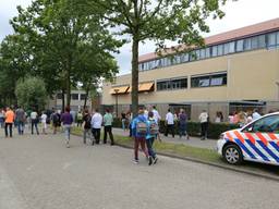 Het schoolgebouw werd ontruimd (Foto: GinoPress)