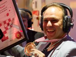 Frans Bauer blij met zijn onderscheiding (foto: Hugo Peeters)