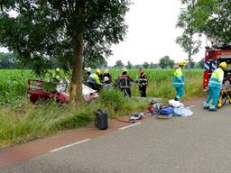 Auto tegen boom (foto: Harrie Grijseels / SQ Vision)