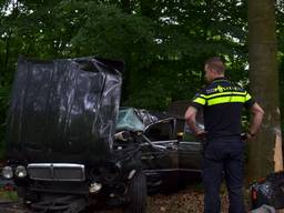 Jaguar klapt op boom in Tilburg