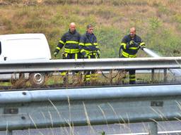 Brand in middenberm A58 bij tilburg. (foto Jack Brekelmans/Persburo-BMS)