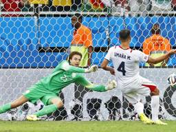 Dankzij deze redding van Tim Krul plaatste Oranje zich voor de halve finale (Foto: ANP)