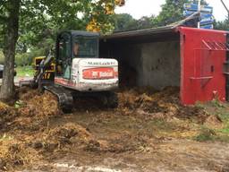 Een graafmachine moest de mest opruimen. (Foto: SQ Vision Mediaprodukties)