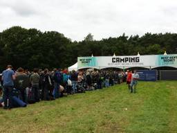 Festivalgangers op de camping