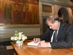 Loco-burgemeester tekent condoleanceregister Den Bosch (foto: Henk van Esch). 