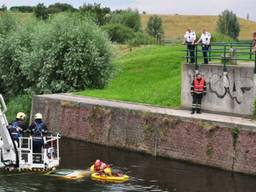 Hulpdiensten zijn bezig de auto uit het water te halen (Marvin Doreleijers/FPMB)