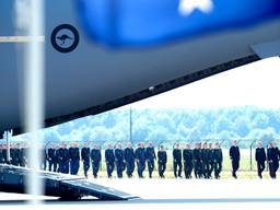Indrukwekkende ceremonie op vliegbasis Eindhoven bij aankomst eerste vluchten met slachtoffers van vliegramp MH17 in Oekraïne 