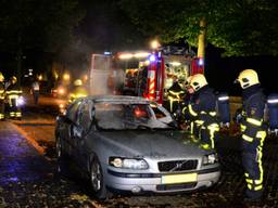 De auto brandde helemaal uit (Foto: Toby de Kort)