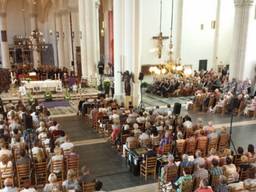 Erg druk bij indrukwekkende herdenking slachtoffers vlucht MH17 in Sint-Gertrudiskerk Bergen op Zoom