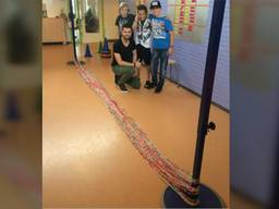 Basisschool De Beemd in Schijndel maakt de langste loomband van Nederland