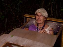 Dakloze Lily wordt wakker in de Snoose daklozen-slaapkist