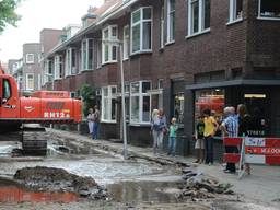 Wateroverlast in Speelhuislaan in Breda. (foto Tom van der Put/SQ Vision Mediaprodukties)