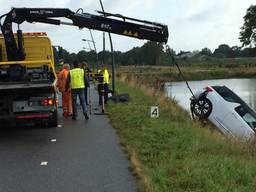 Auto wordt uit het water gehaald (foto: Hans van Hamersveld/SQ Vision)