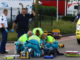 De man is met spoed met een ambulance naar een ziekenhuis gebracht.(Foto: Sander van Gils/SQ Vision)