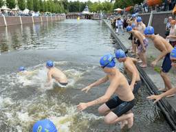 Eerste editie Singel Zwemtocht Breda: 40 deelnemers wagen zich aan tocht van 7,5 kilometer