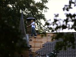 Man op dak van jachthuis in Hilvarenbeek 