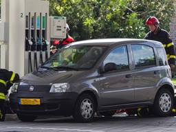 De brandweer had veel werk aan de auto in Sint Willebrord (Alexander Vingerhoeds/Obscura Foto)