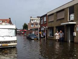 De overstroomde Kapelstraat in Tilburg (Foto: Rob van Kaathoven)