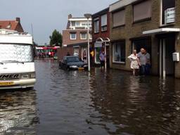 Veel waterschade bij bewoners Kapelstraat in Tilburg. Schade loopt in de tonnen 