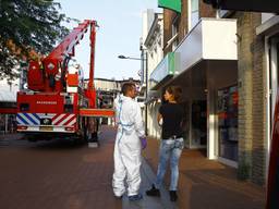 De brandweer haalde het lichaam uit de woning. (foto: Marcel van Dorst/SQ Vision Mediaprodukties)