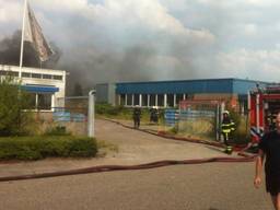 Loods in brand (foto: Jan van de Kasteele)