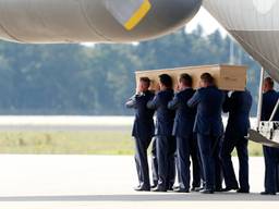 Ceremonie voor één kist met stoffelijke resten van rampvlucht MH17 op Vliegbasis Eindhoven