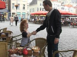 Ontmoeting tussen Denise Stroopen en Ricardo Gerritsen (Foto: BNN)