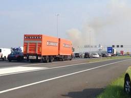 Problemen op de A2 door een brand in Velddriel (Foto: Twitter / Weginspecteur Kim)