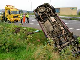 Bestelbus op de kop bij A58. (foto: Toby de Kort)