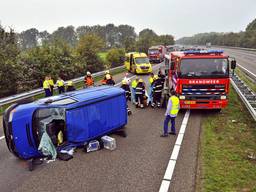 Het busje lag op z'n kant. (Foto: Rico Vogels / SQ Vision)