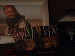 De moeder en haar medailles voor haar werk als militair (Foto: Stephanie Schoenmaker)