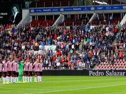 De korte minuut stilte voor Pedro Salazar (foto: Martijn de Bie)