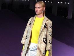 Stone weer te zien op catwalk (bron: Lara Stone / Instagram)