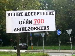 Spandoek tegen komst asielzoekers (foto: Tjerk Langman / Twitter)