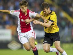 Falkenburg in duel met Veltman van Ajax (Foto: VI Images)