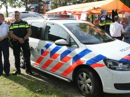 Het oude en nieuwe uniform gebroederlijk naast elkaar (foto: 112-vandaag) 